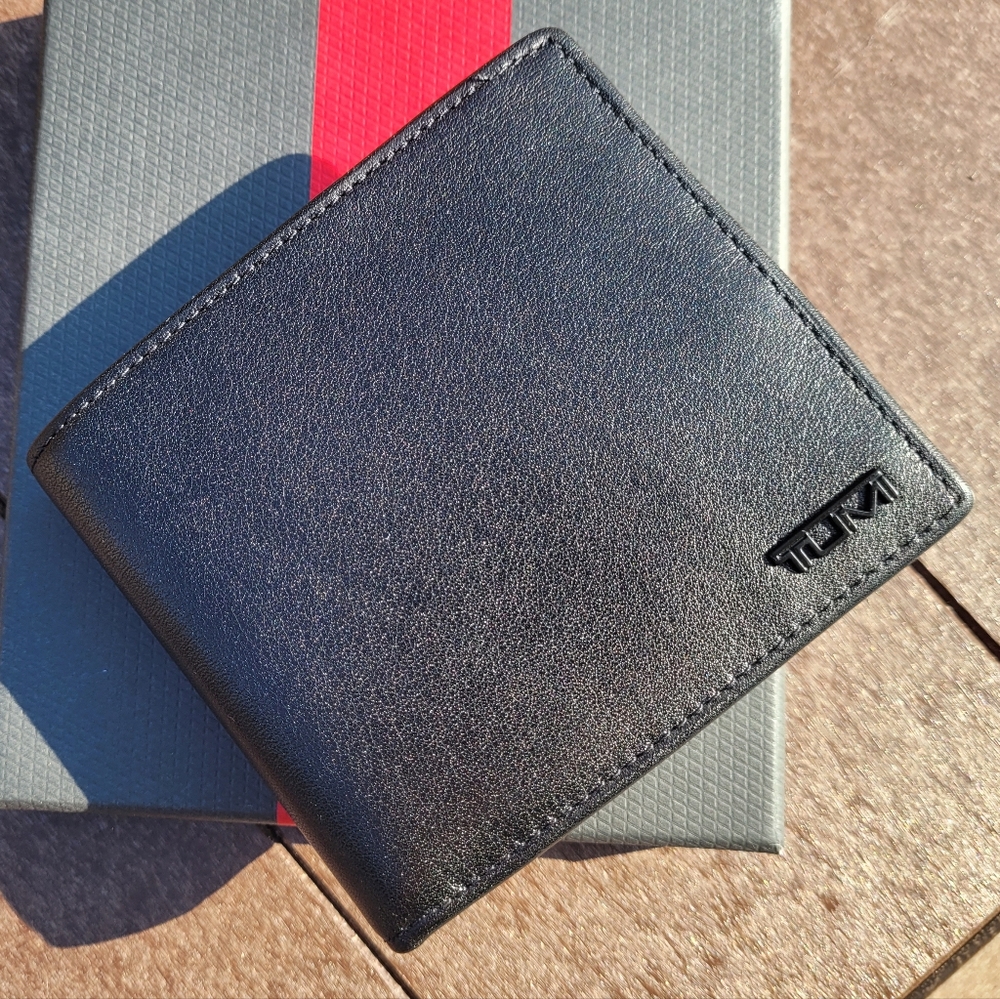 Tumi Mens Black Leather Bi-Fold Wallet in Box NWOT